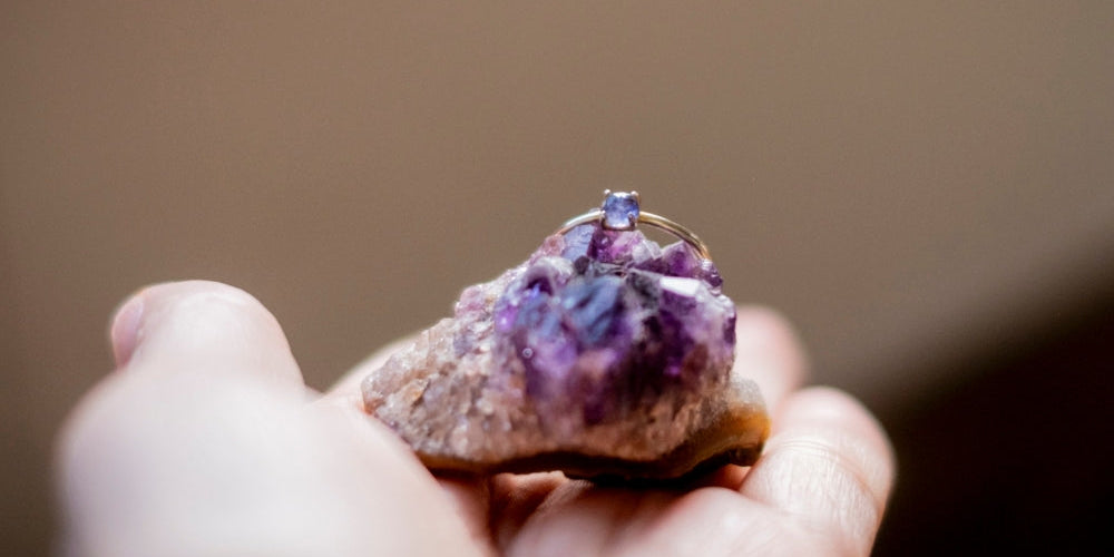 Tanzanite : bienfaits, propriétés et signification de la pierre