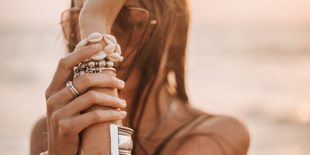 Les principaux types de bracelets pour femme : jonc, manchette, gourmette