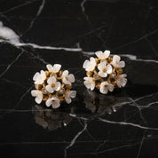 Boucle d'oreille fleur blanche