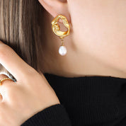 Boucles d’oreilles perle luxe – Anneaux dorés texturés avec perles pendantes