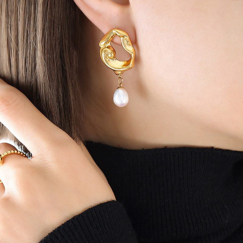 Boucles d’oreilles perle luxe – Anneaux dorés texturés avec perles pendantes